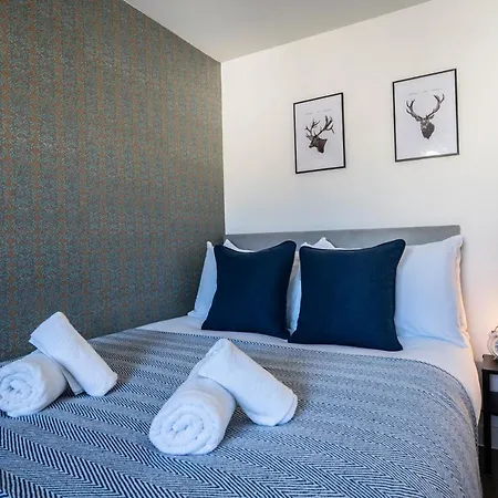 Spacious & Modern 3 Bedroom House - Free Parking - Front & Back Garden - Private Main Door Entrance *