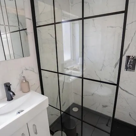 Spacious & Modern 3 Bedroom House - Free Parking - Front & Back Garden - Private Main Door Entrance *