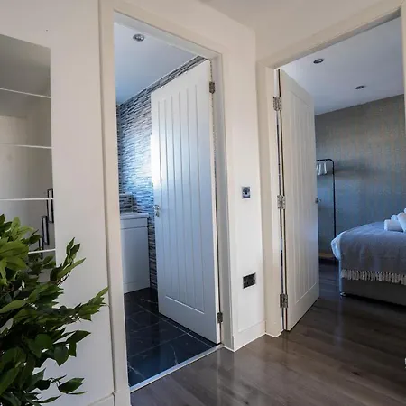 Spacious & Modern 3 Bedroom House - Free Parking - Front & Back Garden - Private Main Door Entrance Appartamento