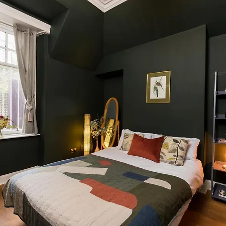 Joivy Contemporary With Free Parking Holiday home Edinburgh