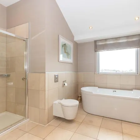 Joivy Beautiful Penthouse With Terrace & Jacuzzi * 爱丁堡