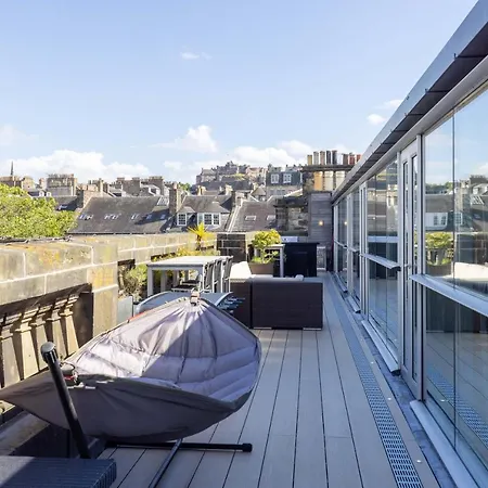 Joivy Beautiful Penthouse With Terrace & Jacuzzi 爱丁堡