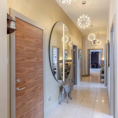 Joivy Beautiful Penthouse With Terrace & Jacuzzi Lejlighed Edinburgh