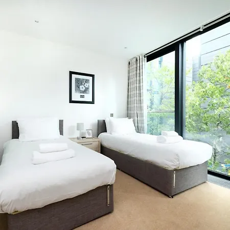 Altido Elegant Flat Near The Meadows With Parking Apartment