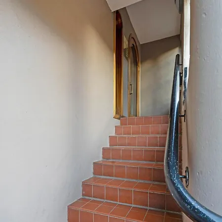 Elegant & Unique Getaway - Spacious 3 Bedroom, 2 Bathroom Centre - Free Allocated Parking.