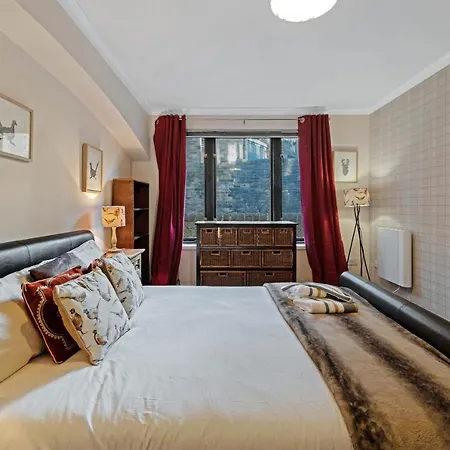 Elegant & Unique Getaway - Spacious 3 Bedroom, 2 Bathroom Centre - Free Allocated Parking. Apartment *