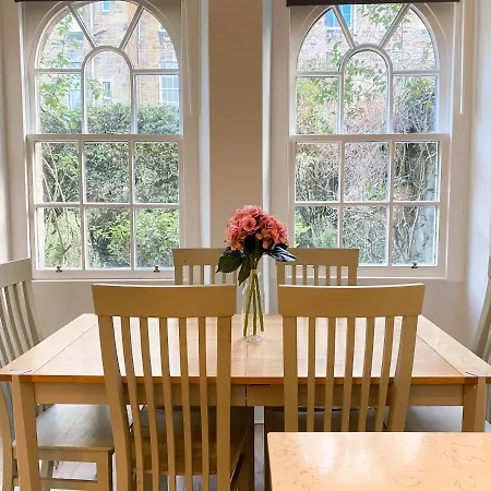 Sophisticated 3br With Garden, Quiet New Town Lane Apartment