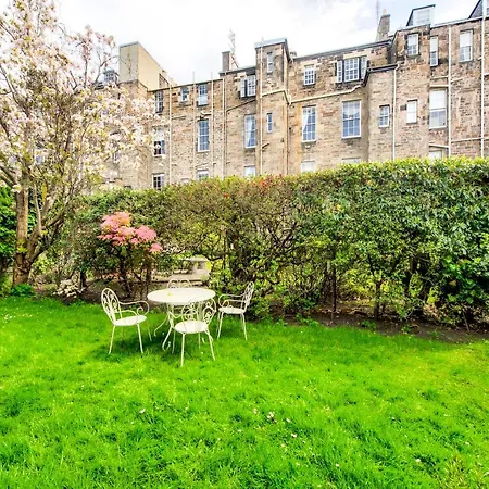 Sophisticated 3br With Garden, Quiet New Town Lane *