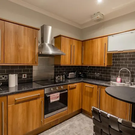 Two Bedroom Within Walking Distance To Centre Apartment *