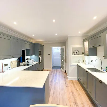 Sophisticated 3br With Garden, Quiet New Town Lane Apartmán