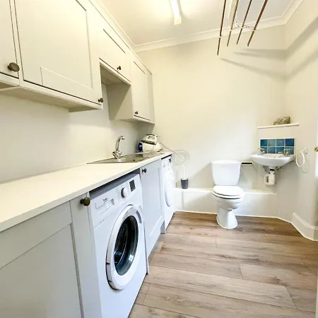 Sophisticated 3br With Garden, Quiet New Town Lane Apartmán Edinburgh
