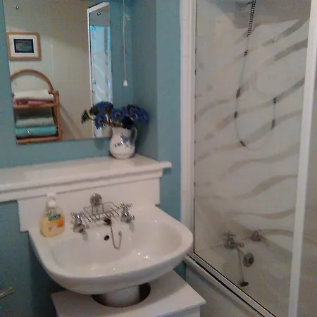 3/8 Whyte Place *