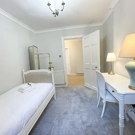 Apartment Sophisticated 3br With Garden, Quiet New Town Lane