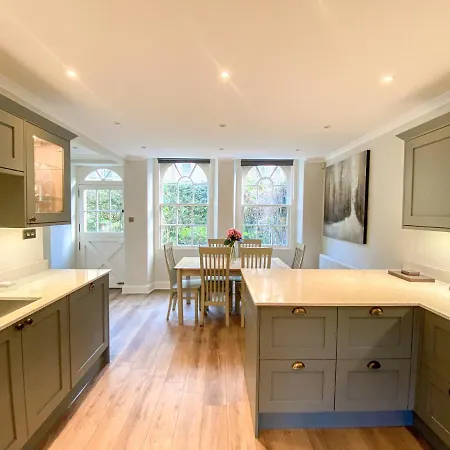 Sophisticated 3br With Garden, Quiet New Town Lane Apartmán