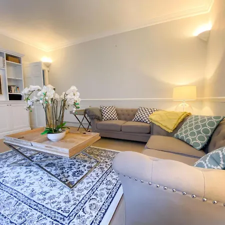 Sophisticated 3br With Garden, Quiet New Town Lane Apartmán *