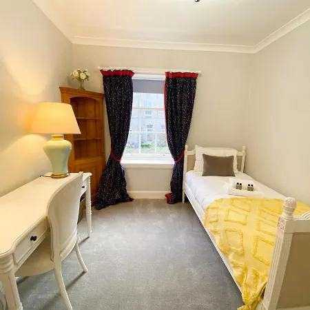 Sophisticated 3br With Garden, Quiet New Town Lane Apartmán