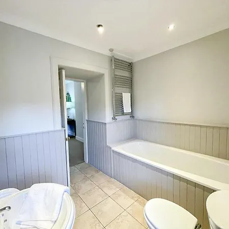 Sophisticated 3br With Garden, Quiet New Town Lane Apartmán