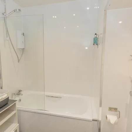 New 3-bedroom Close To Centre Daire *
