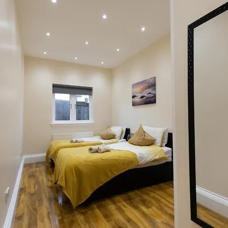 New 3-bedroom Close To Centre Apartmán