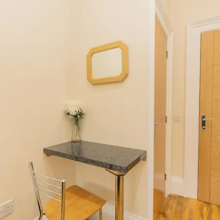 New 3-bedroom Close To Centre Daire Edinburgh
