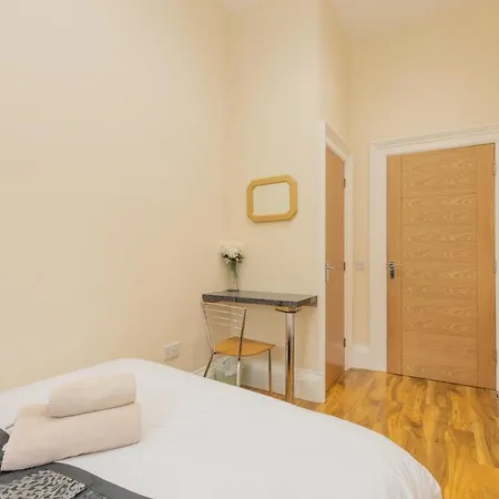 New 3-bedroom Close To Centre Daire *