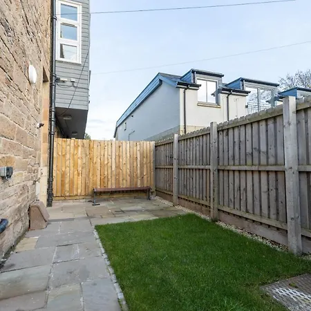 New 3-bedroom Close To Centre Daire