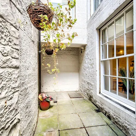 Super Castle Basement * אדינבורו