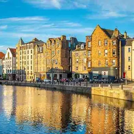 Spacious 2 Bed, 2 Bath -the Shore, Leith Apartment *