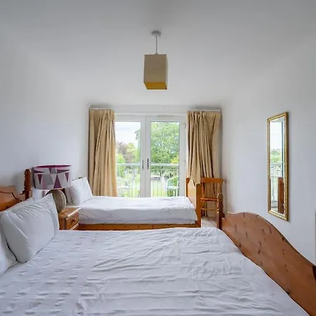 Pilrig Flat: A Lovely 5-bed With A Lift * Edinburgh