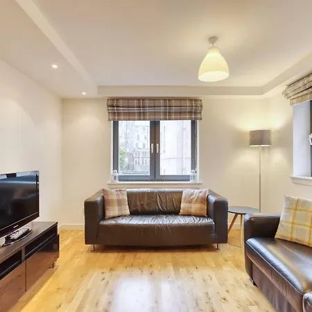 Apartament *amazing Location!*in Heart Of The City. 2br & Cot