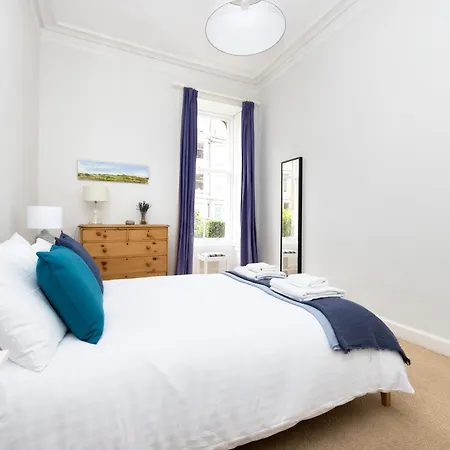 Joivy 3-bed Meadows Flat Near Castle אדינבורו