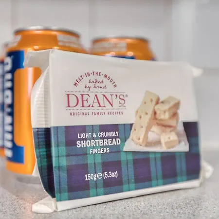 *amazing Location!*in Heart Of The City. 2br & Cot אדינבורו