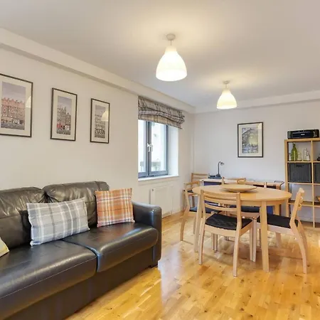 דירה *amazing Location!*in Heart Of The City. 2br & Cot אדינבורו
