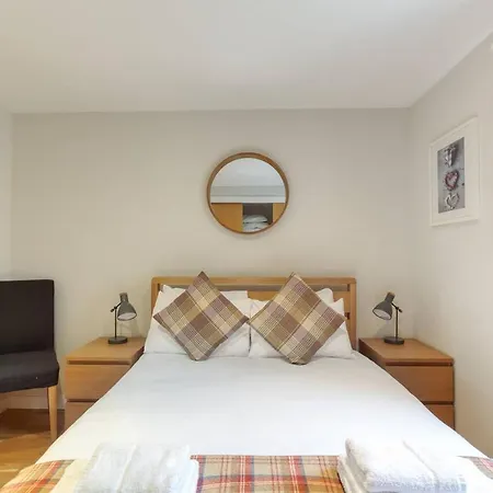 *amazing Location!*in Heart Of The City. 2br & Cot * Edynburg