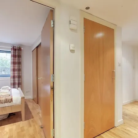 *amazing Location!*in Heart Of The City. 2br & Cot דירה אדינבורו