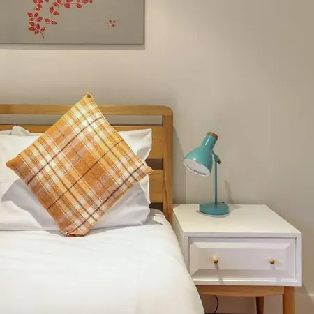 *amazing Location!*in Heart Of The City. 2br & Cot * אדינבורו