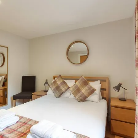 *amazing Location!*in Heart Of The City. 2br & Cot * Edynburg