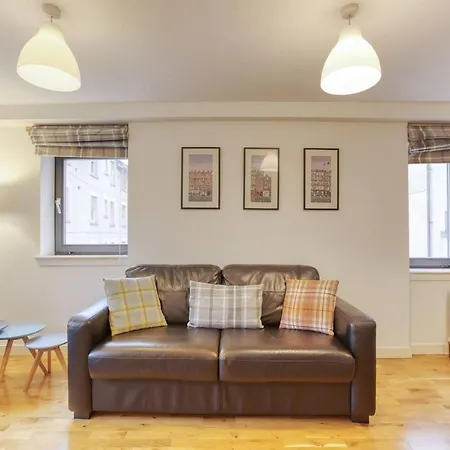 *amazing Location!*in Heart Of The City. 2br & Cot דירה *