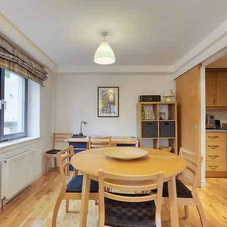 *amazing Location!*in Heart Of The City. 2br & Cot דירה