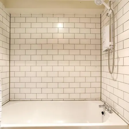 *amazing Location!*in Heart Of The City. 2br & Cot