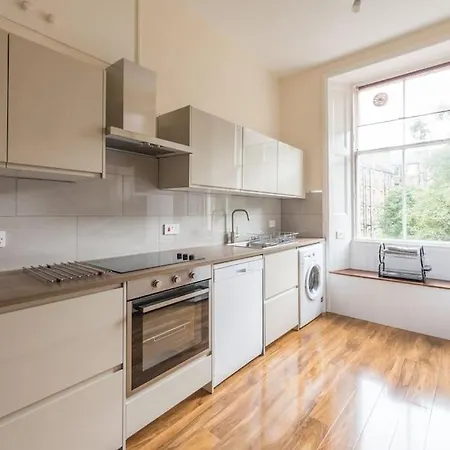 Beautiful 2 Bed 2 Bath Flat Overlooking Meadows Park *