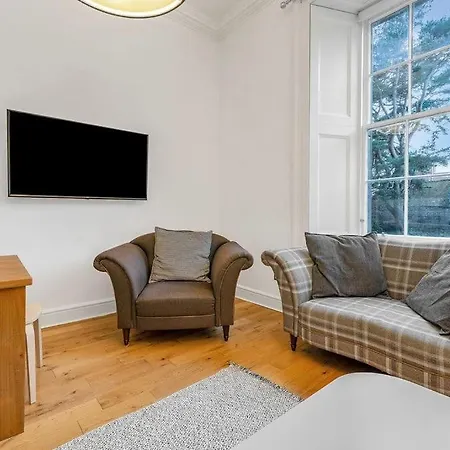 Luxury 3 Bed 2 Bath Main Door Apartm At Wardie Bay