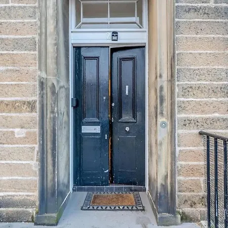 Luxury 3 Bed 2 Bath Main Door Apartm At Wardie Bay *