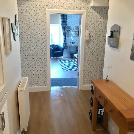 Stunning 3-bed In Apartment *