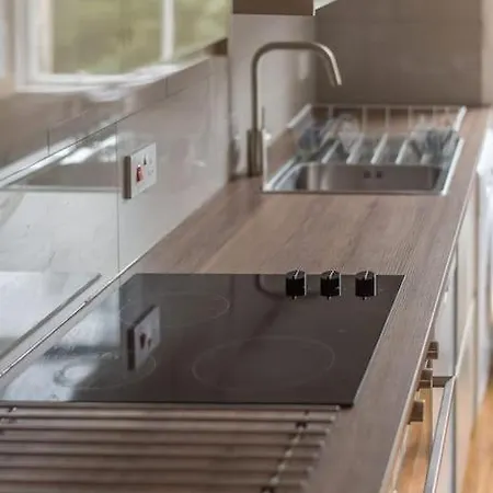 Beautiful 2 Bed 2 Bath Flat Overlooking Meadows Park