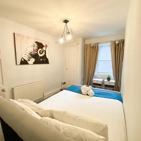Rose Street's Hidden Treasure- 2bed Newly Refurbished * 爱丁堡