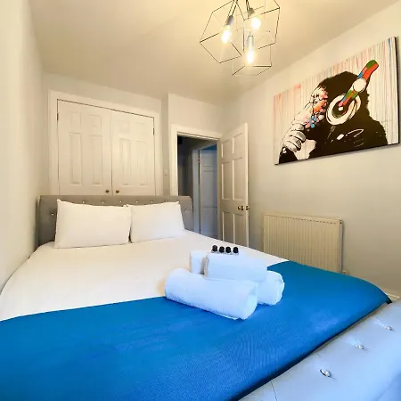 Rose Street's Hidden Treasure- 2bed Newly Refurbished *