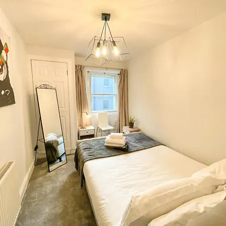 Rose Street's Hidden Treasure- 2bed Newly Refurbished * 에든버러