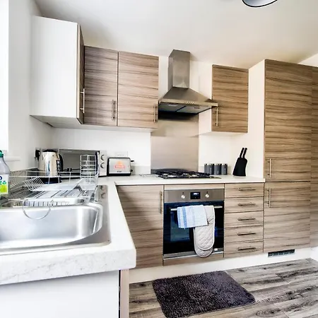 2-bedroom With Private Garden & Parking Ferienhaus