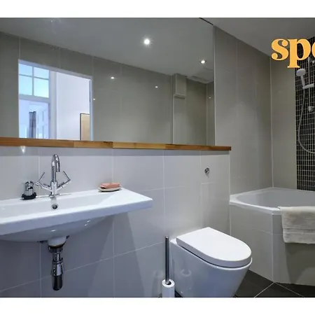 Apartment Spacious New Town 2br-1ba Flat